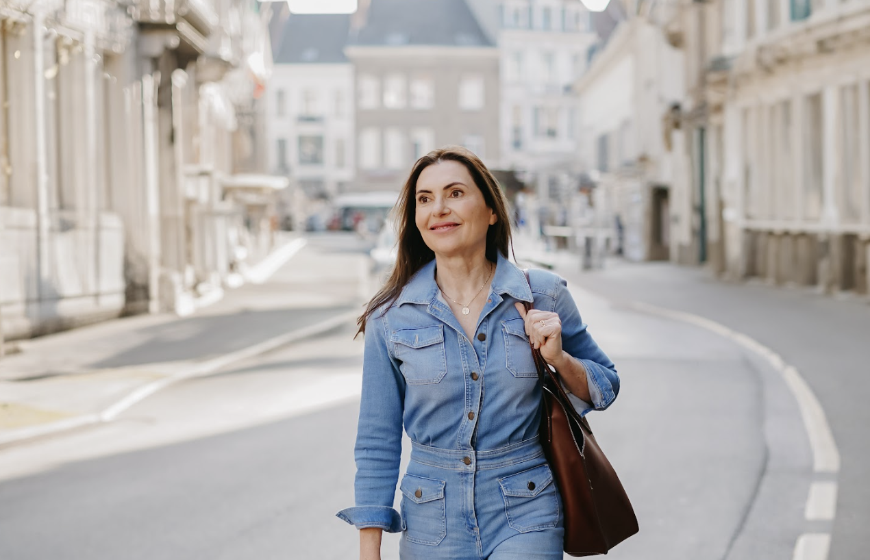 Marjena lopen over straat