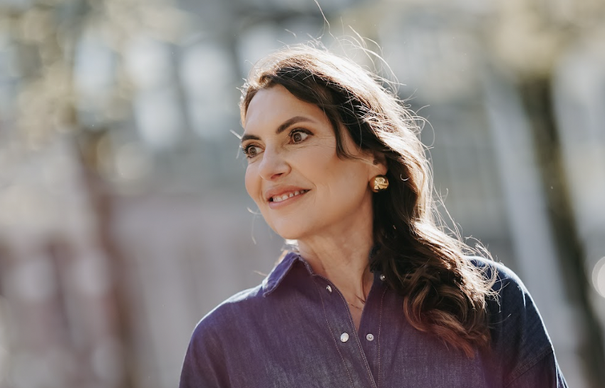 Marjena lopend in de stad