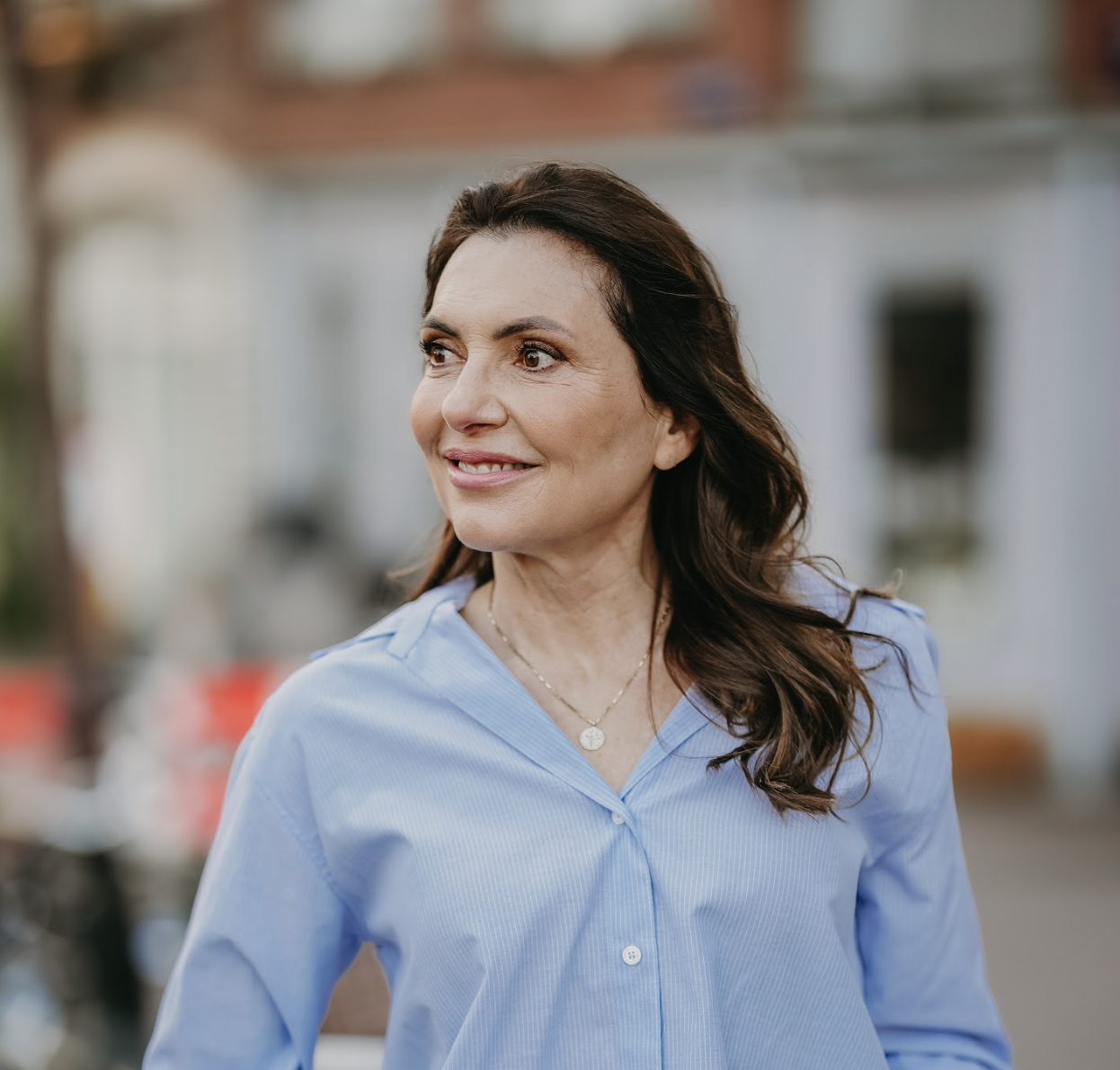 Marjena in een blauw overhemd