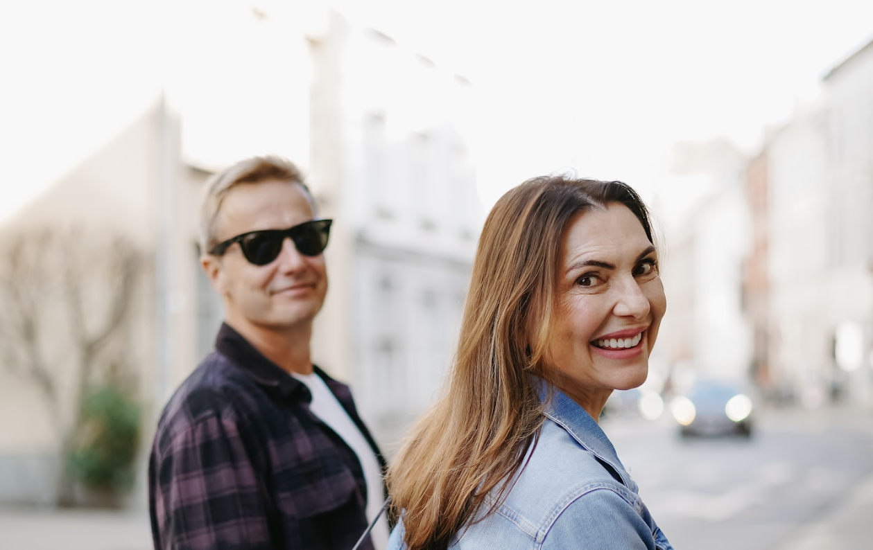 Marjena en Bob kijken om