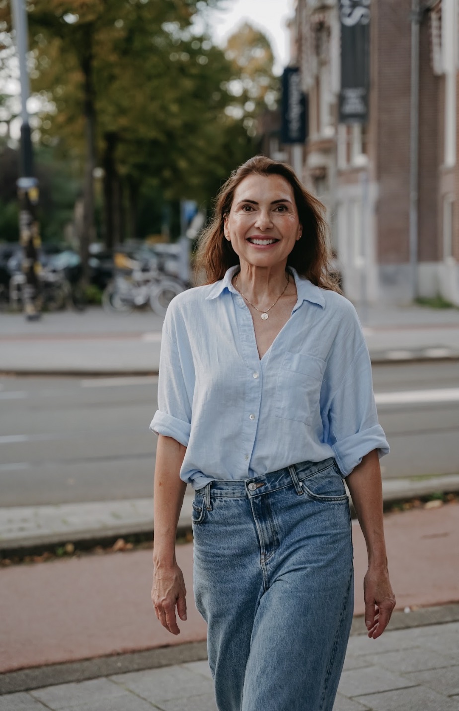 Marjena poseert voor de aflevering 303 Excuses voor overeten oplossen