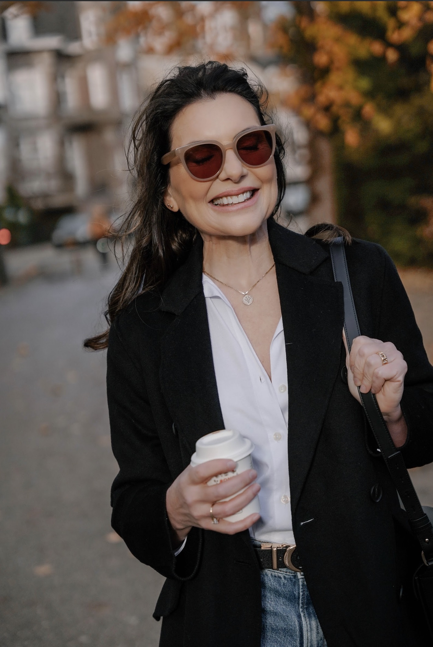 Marjena in herfskleding, wandeled met een kop koffie