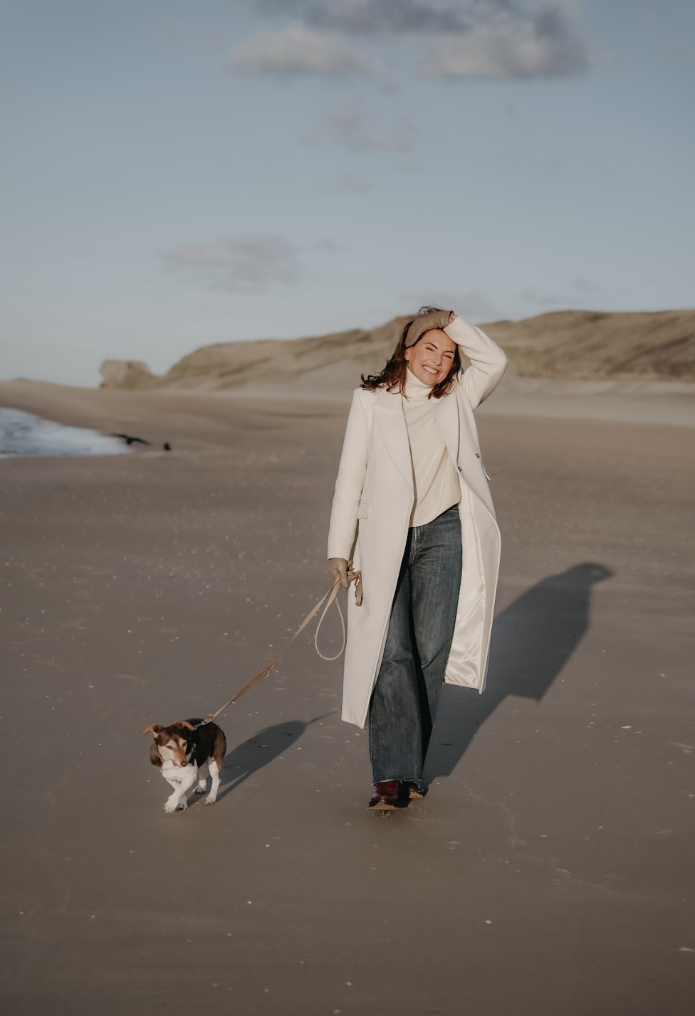 Marjena op het strand wandelend met haar hond