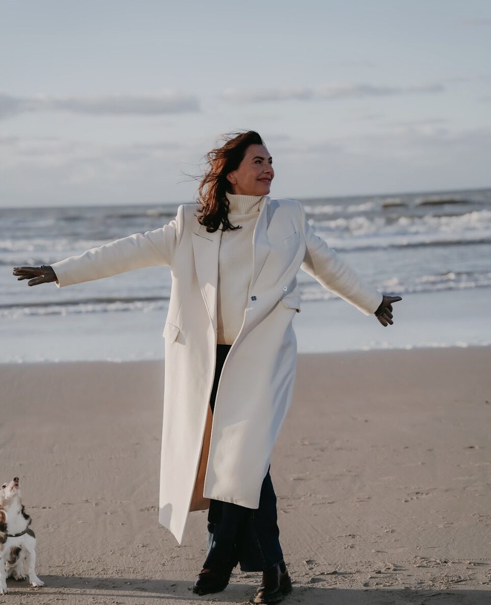Marjena samen met Ramon op het strand