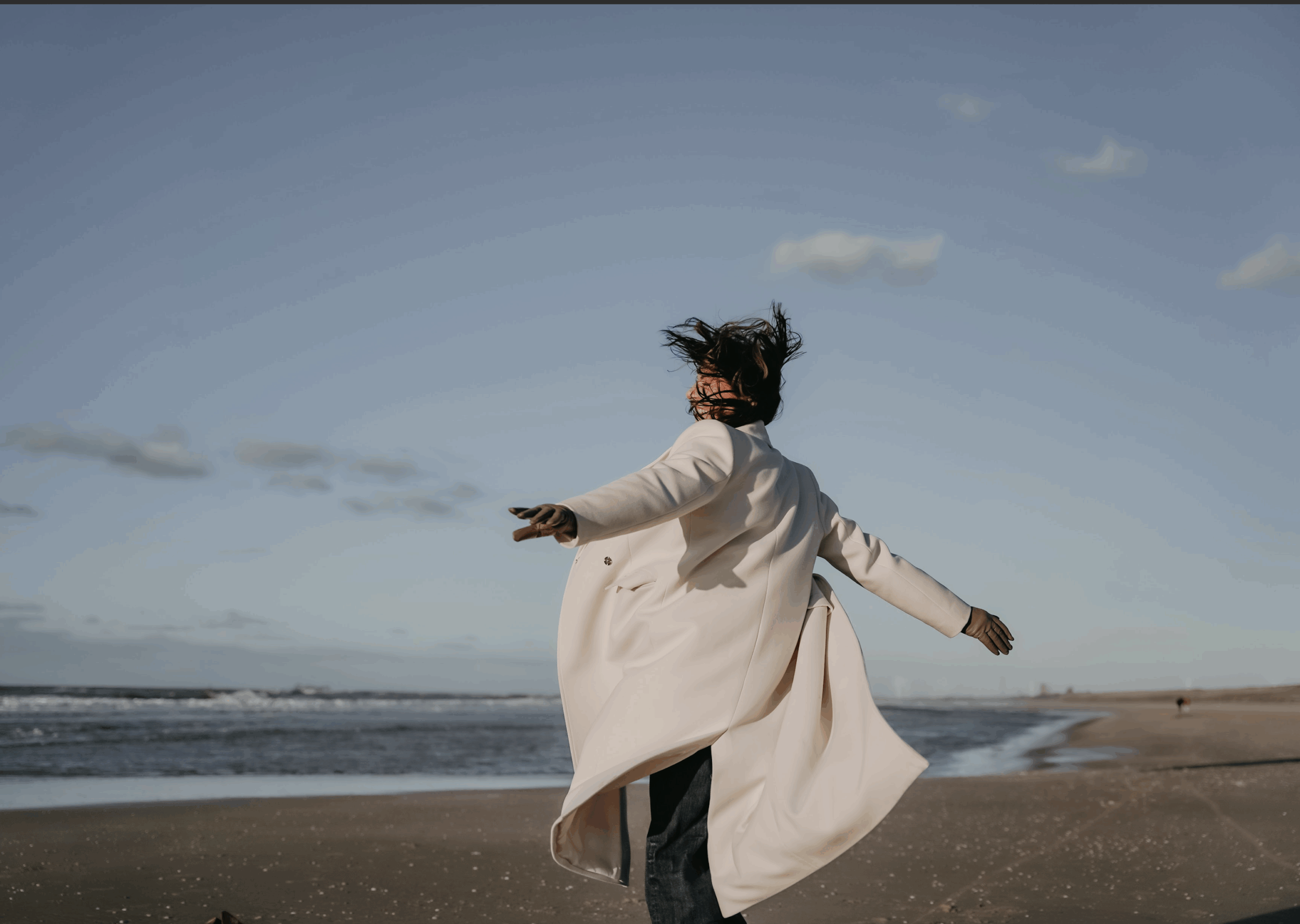 Marjena zwiert over het strand