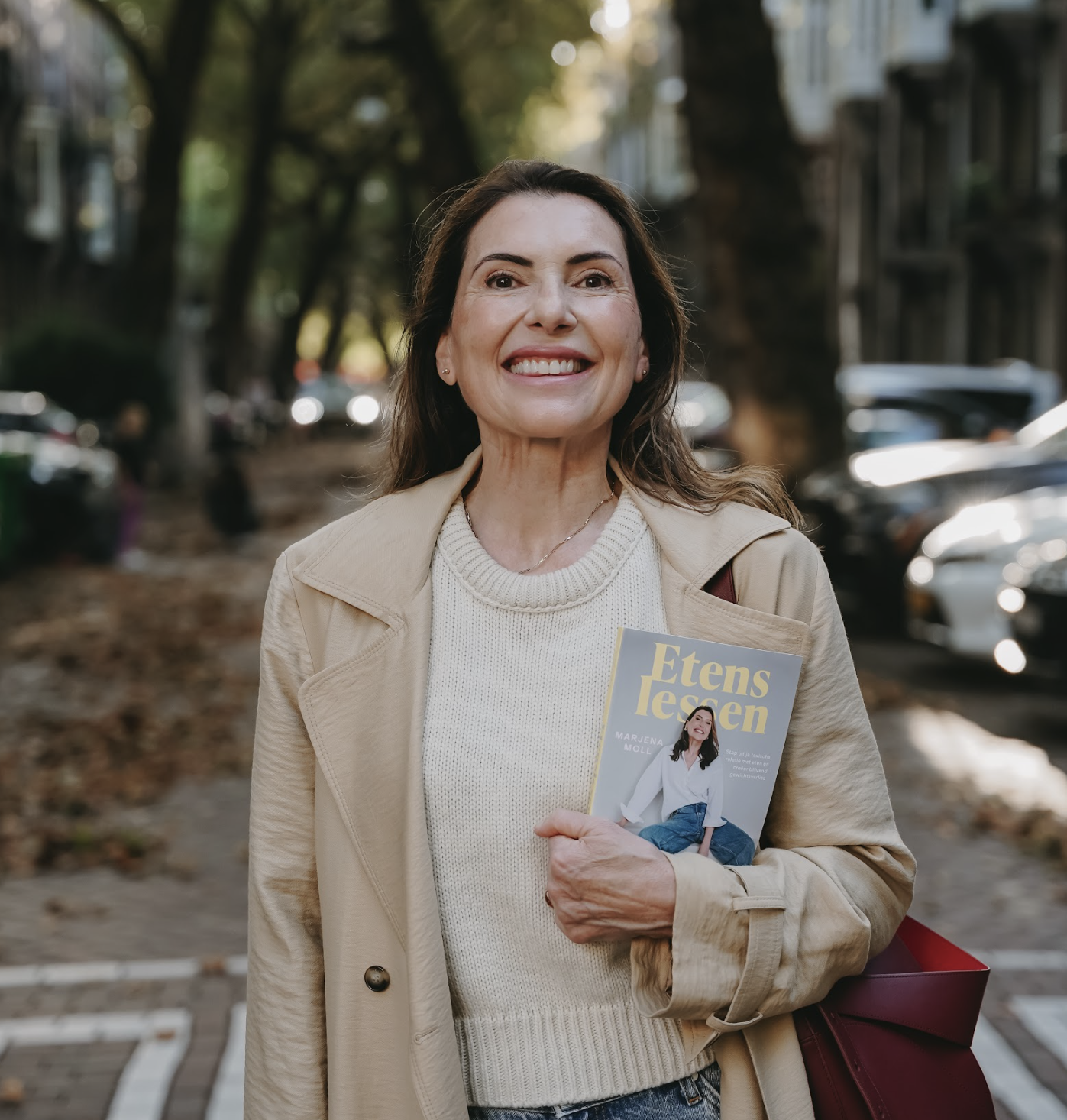 Marjena die haar boek Etenslessen vasthoudt