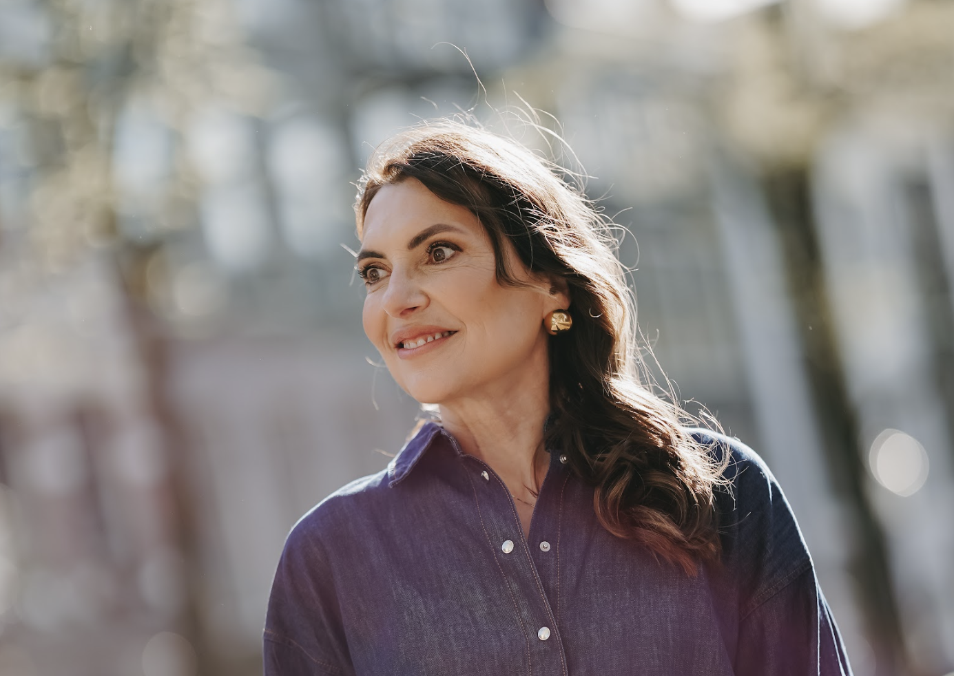 Marjena in een lentezon in een paarse overhemd