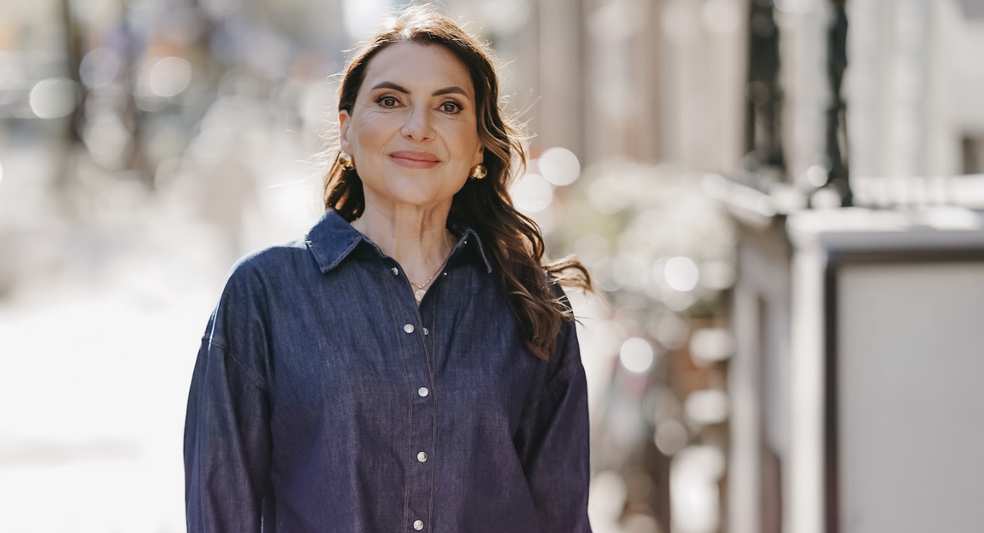 Marjena in een paarse outfit in Amsterdam