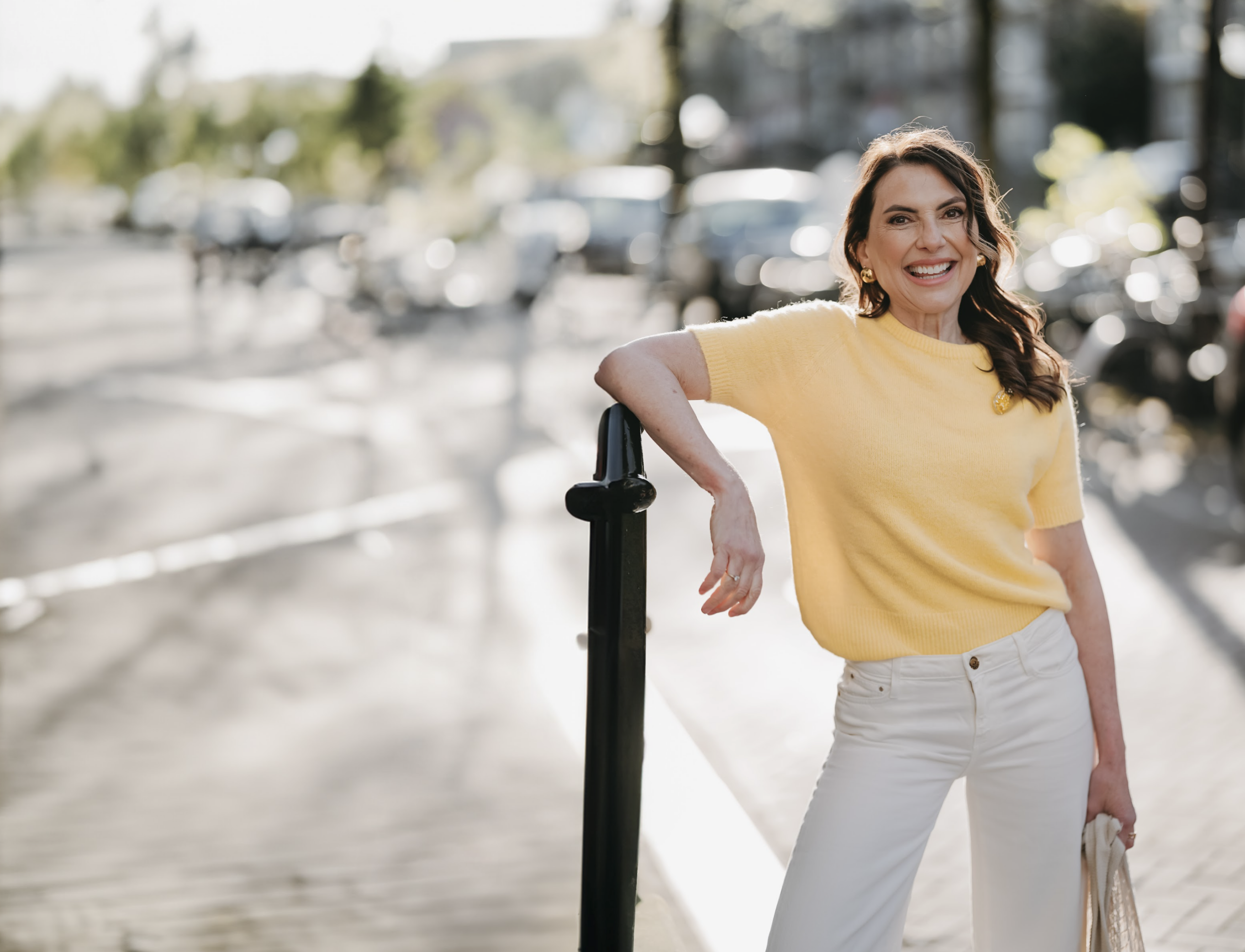 Marjena in Amsterdam met een witte broek en gele trui
