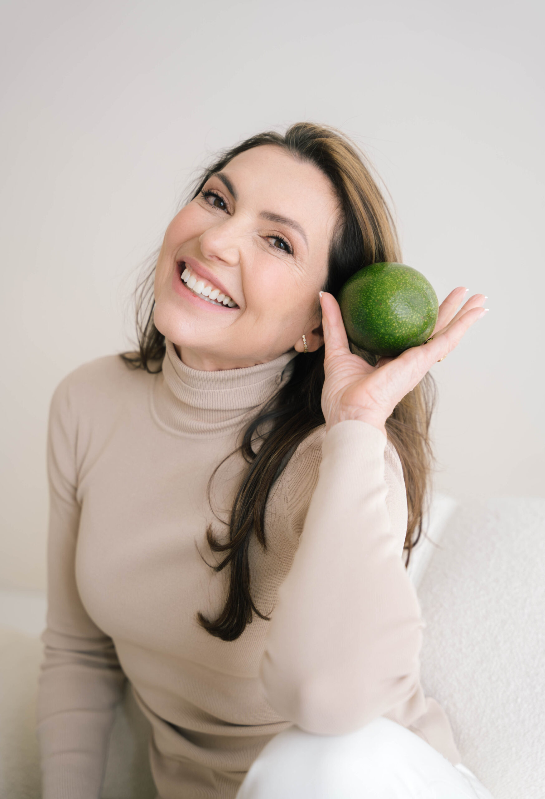 Vrouw die een appel aan het eten is