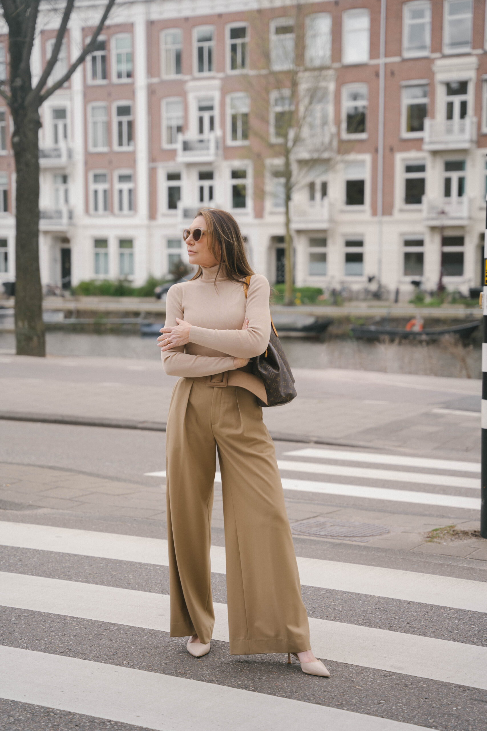 Blonde vrouw op een vliegveld. Zittened en wachtend op het vliegtuig