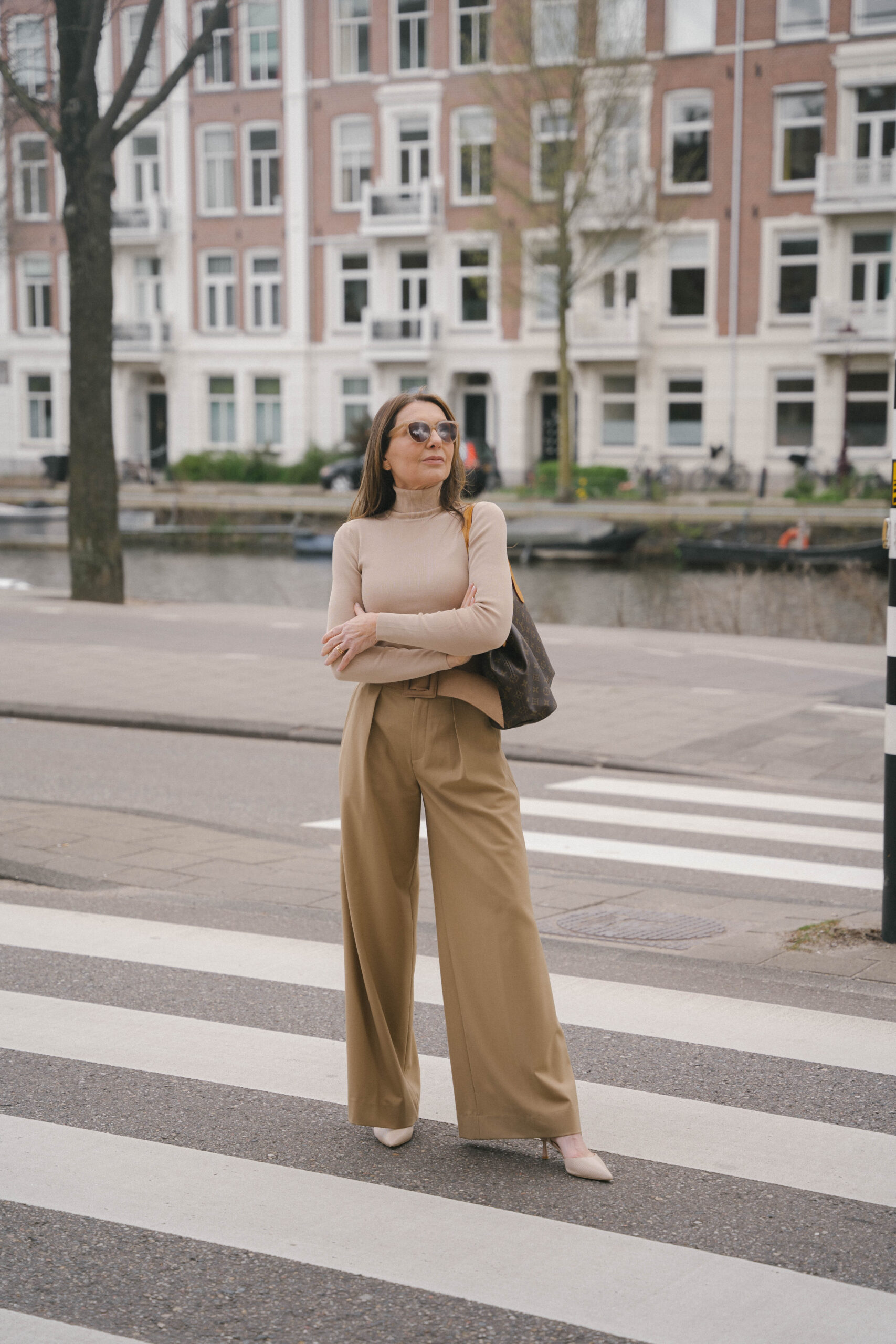 Vrouw die kijkt in de spiegel. Een vrouw met lang haar en je ziet haar achterkant