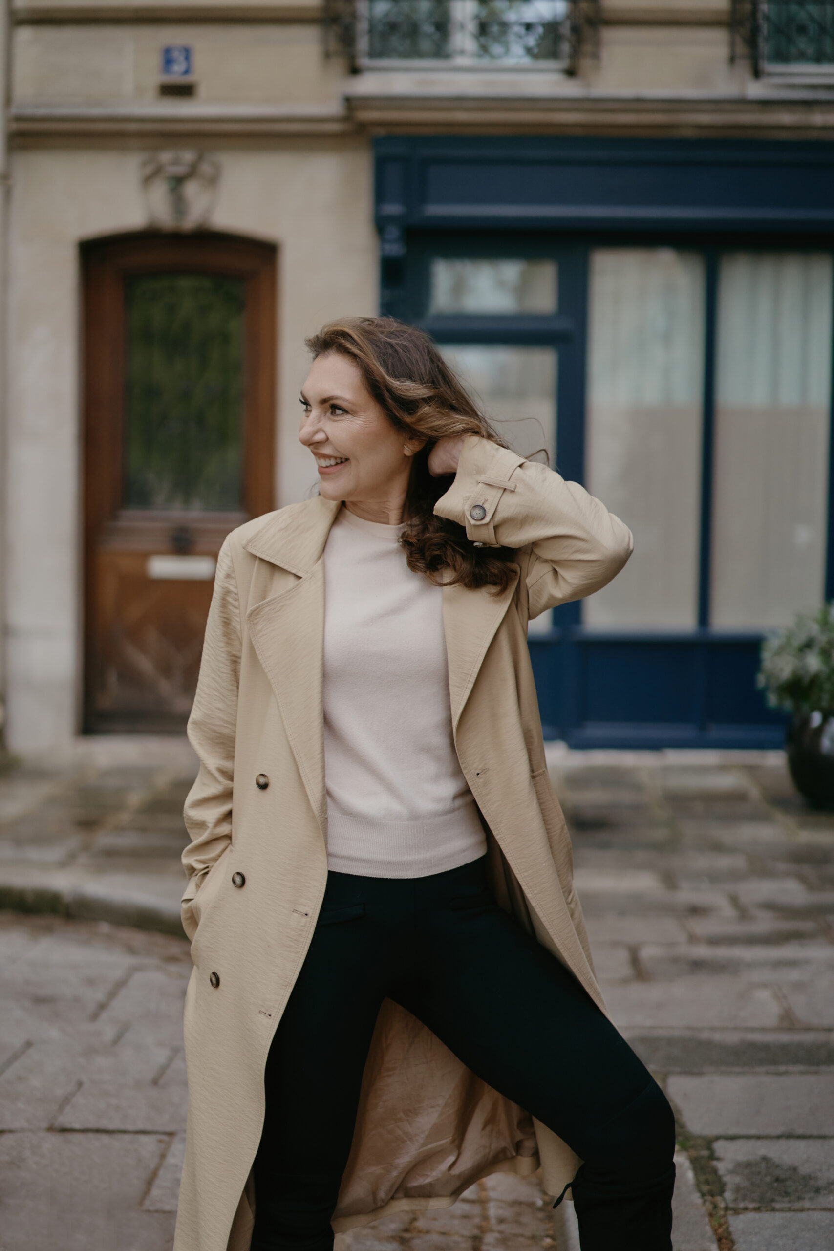 Marjena tijdens een fotoshoot, kijkend in de camera met een blauwe blouse aan