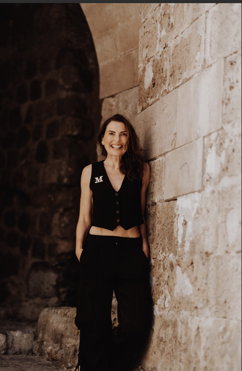 Marjena in een zwarte zomer kleding op Ibiza