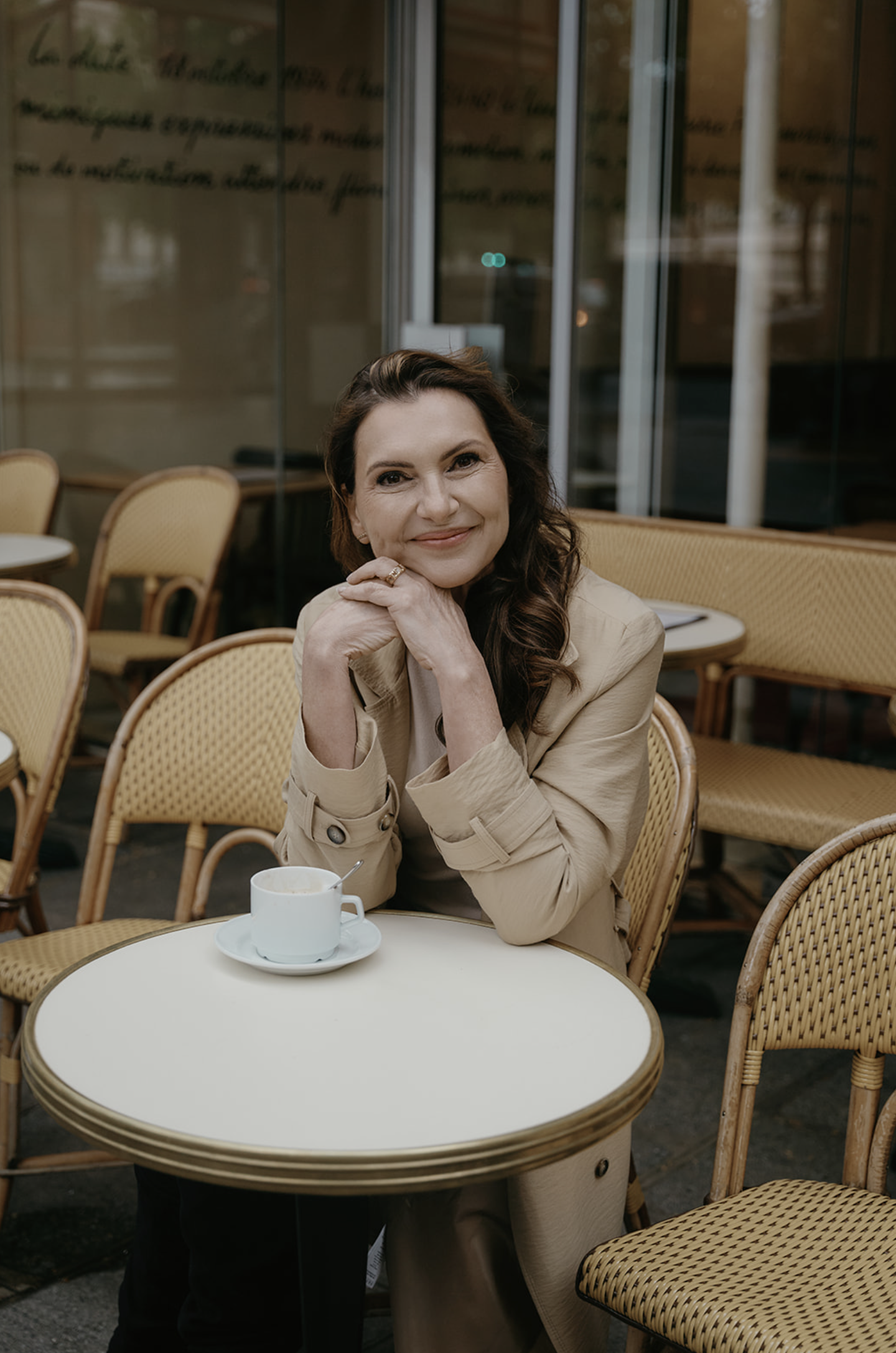 Marjena op een terrras in Amsterdam met een kopje koffie