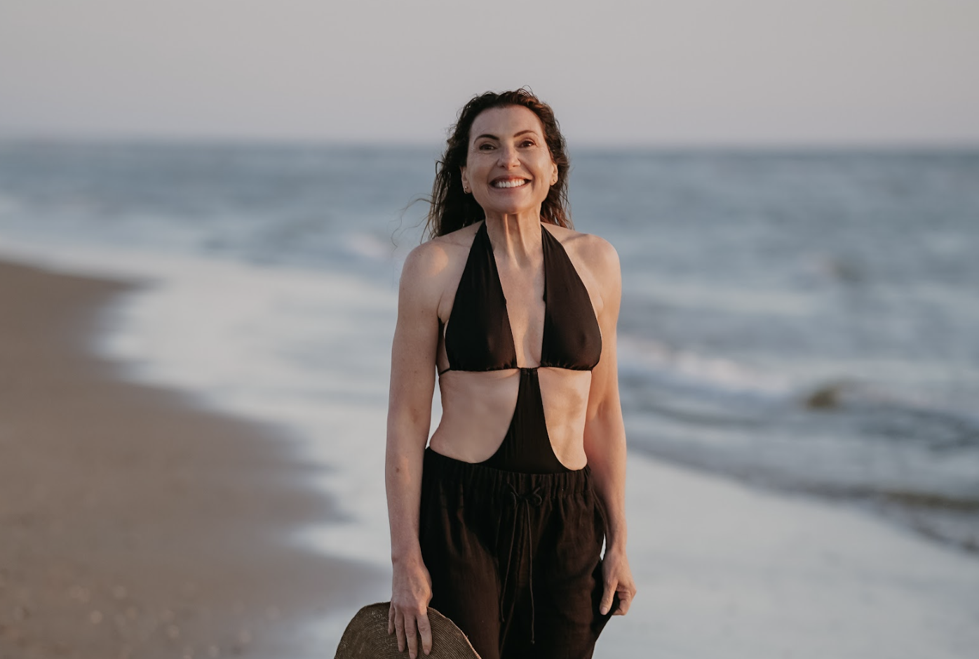 Marjena stralend op het strand